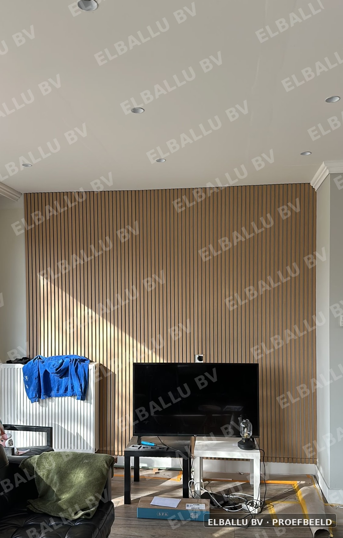 Interieurwand met houten lattenafwerking