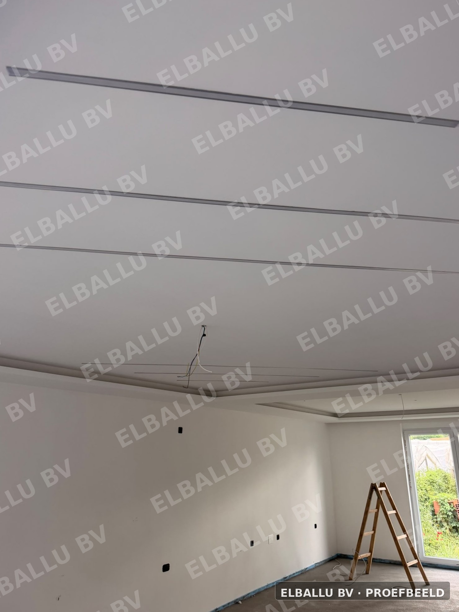 Maatwerk gyprocplafond met geïntegreerde lichtlijnen